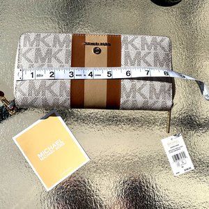 NWT $198 MK Travel Continental Vanilla Vinyl Leather Wrist Wallet